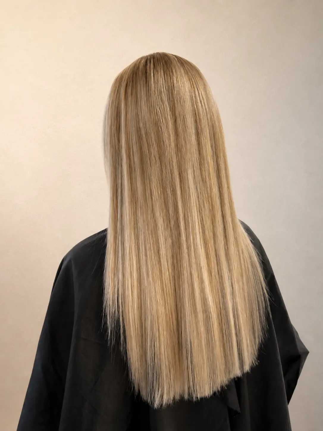 Goldblondes Haar nach Farbe und Schnitt